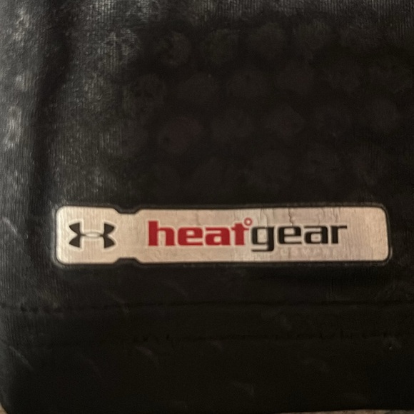 Under armor compressions shirt - Picture 2 of 3